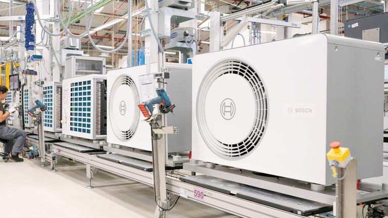 Eine Mitarbeiterin der Firma Bosch in einer Produktionshalle für Luft und Wasserpumpen. (Archiv)