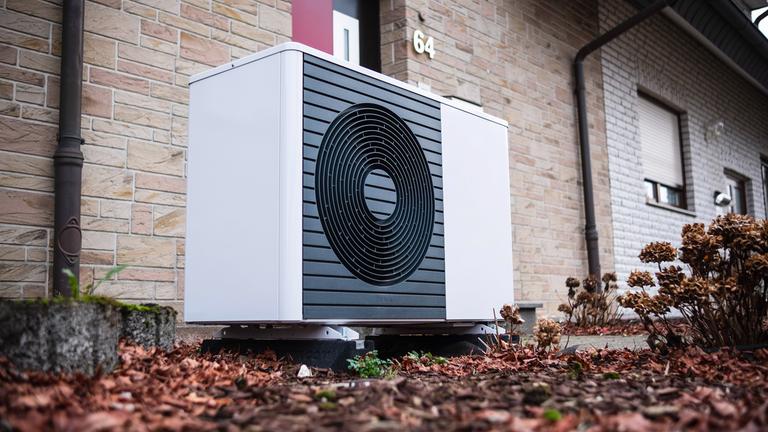 Wärmepumpe an einem Einfamilienhaus in Düsseldorf