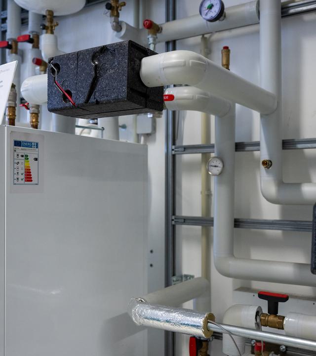 Berlin: Eine Wärmepumpe steht in einem Raum in einem Kompetenzzentrum. 
