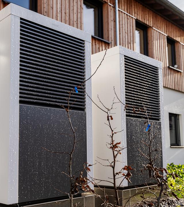Wärmepumpen vor einem Haus (Archivfoto)