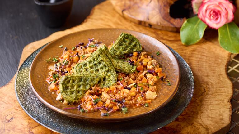 Grünkohl-Kartoffel-Waffeln auf Lammbolognese