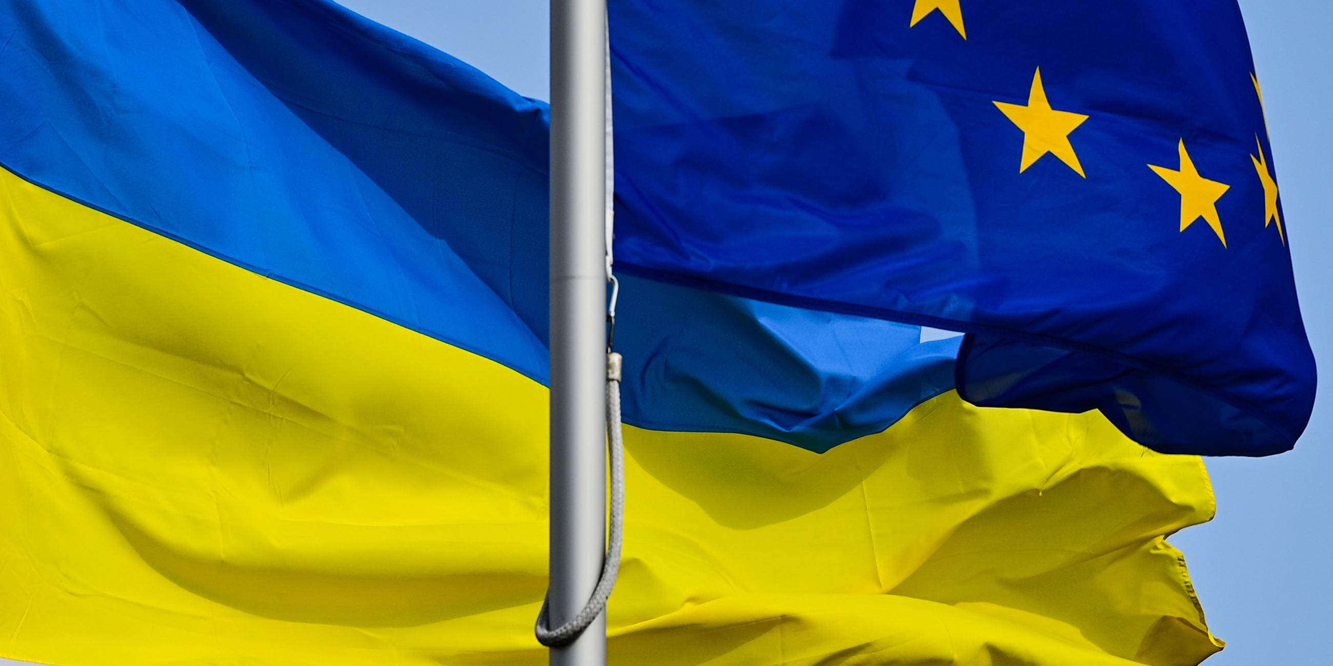 Fahnen der Ukraine und der EU