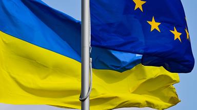 Fahnen der Ukraine und der EU