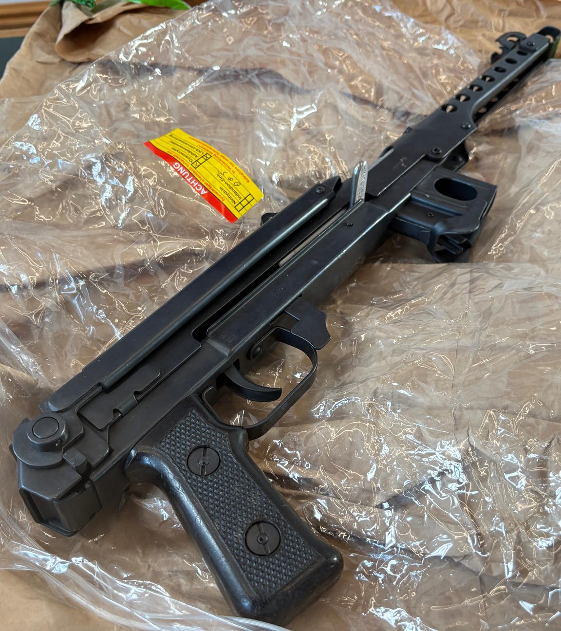 Eine Sichergestellte Waffen wird bei einer Pressekonferenz im Polizeipräsidium Wuppertal gezeigt. 