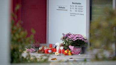 Vor dem Landratsamt in Neumarkt in der Oberpfalz wurden Blumen abgelegt und Kerzen abgestellt.