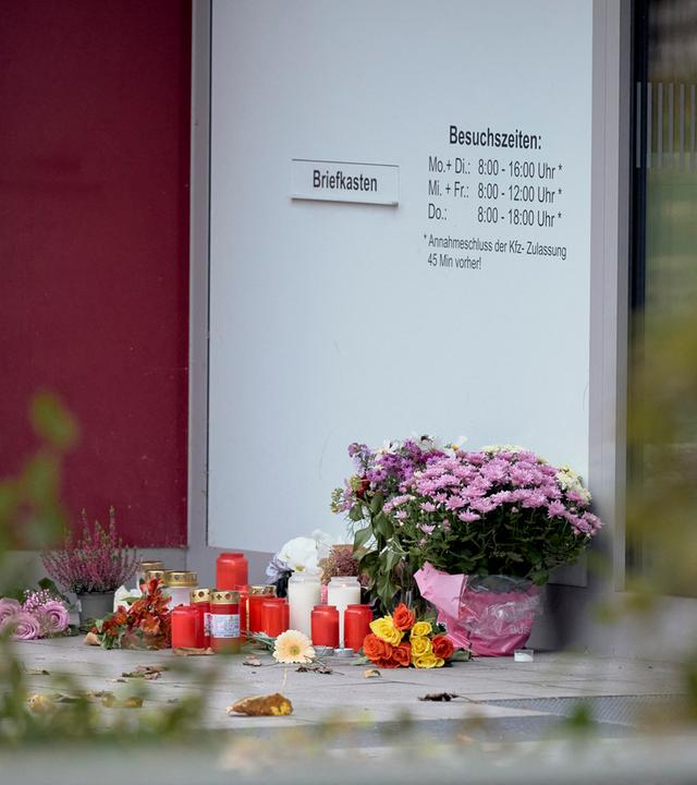 Vor dem Landratsamt in Neumarkt in der Oberpfalz wurden Blumen abgelegt und Kerzen abgestellt.