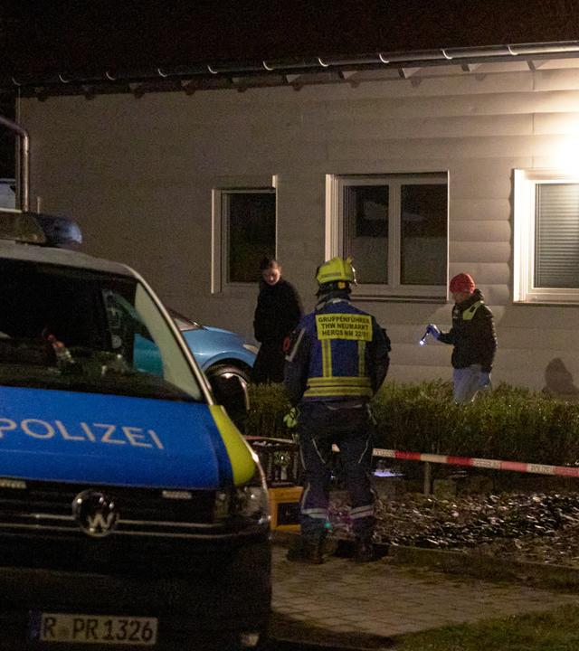 Die Polizei sichert den Tatort rund um das Haus des Tatverdächtigen.