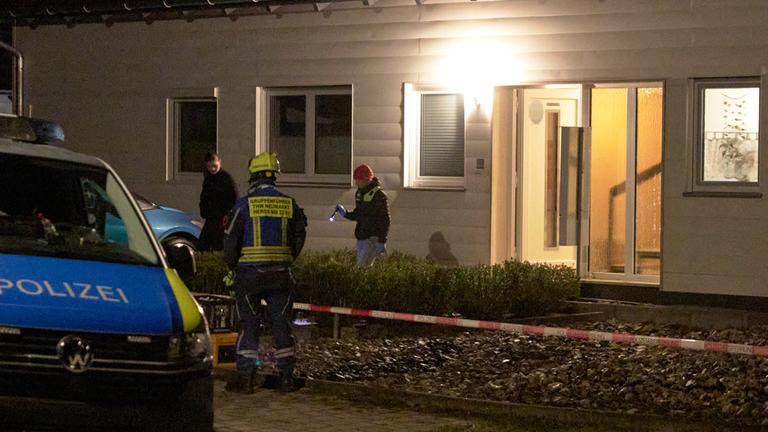 Die Polizei sichert den Tatort rund um das Haus des Tatverdächtigen.