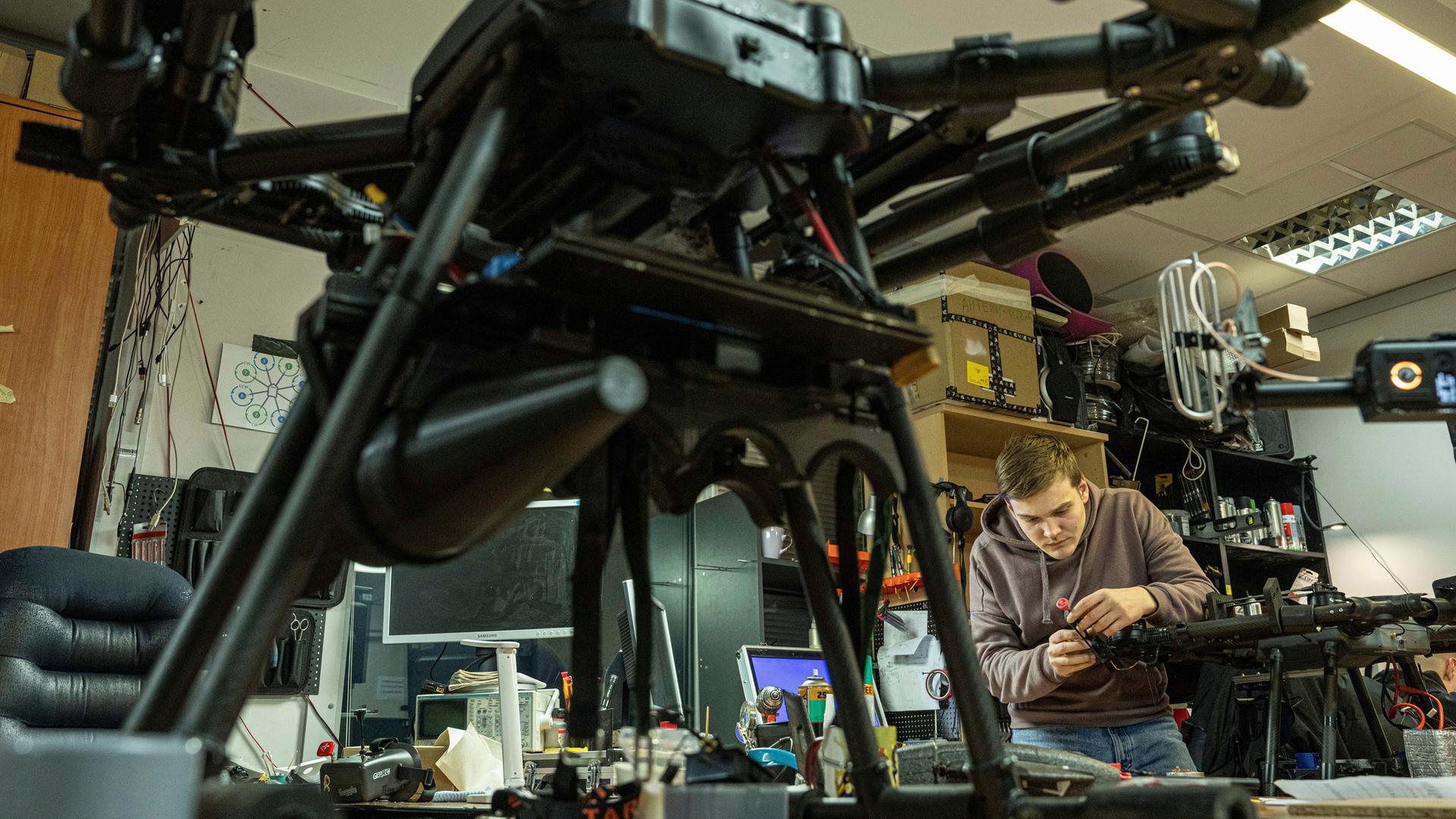 Es ist eine Werkstatt zu sehen, in der Waffen für den Krieg in der Ukraine gebaut werden.