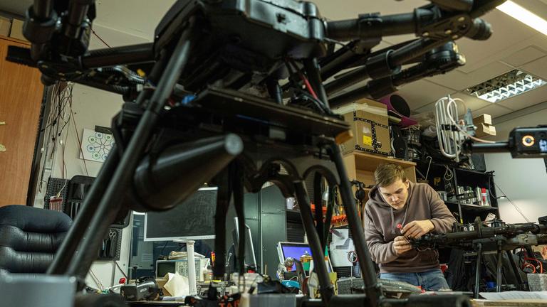 Es ist eine Werkstatt zu sehen, in der Waffen für den Krieg in der Ukraine gebaut werden.