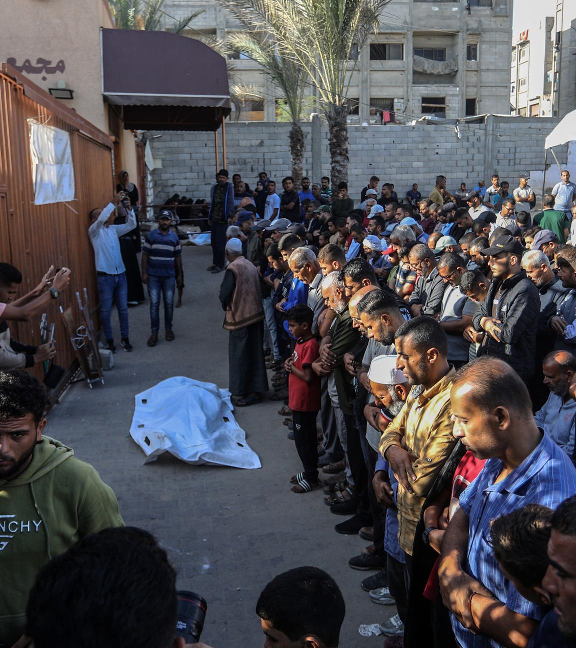 Palästinenser nehmen in Gaza Abschied von ihren Angehörigen und geliebten Menschen, die bei einem israelischen Angriff trotz des Abkommens zur Waffenruhe getötet wurden.