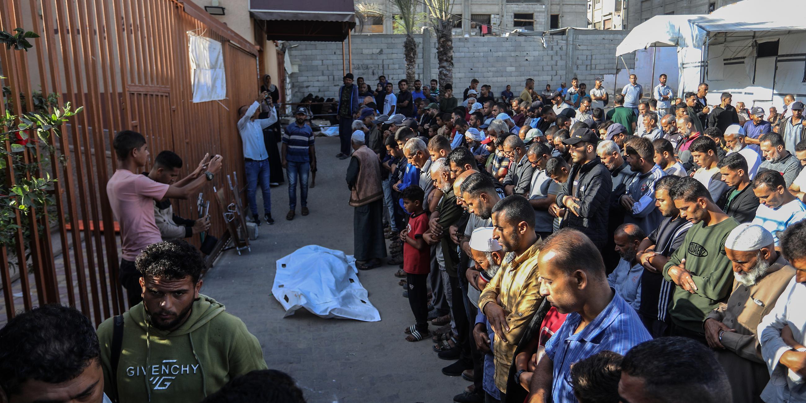 Palästinenser nehmen in Gaza Abschied von ihren Angehörigen und geliebten Menschen, die bei einem israelischen Angriff trotz des Abkommens zur Waffenruhe getötet wurden.