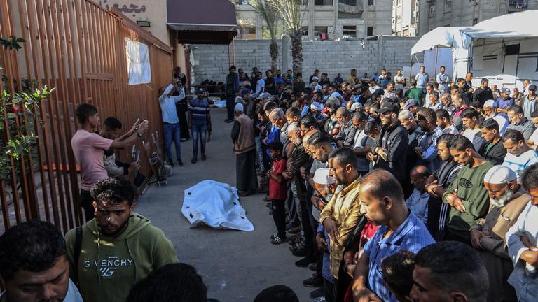 Palästinenser nehmen in Gaza Abschied von ihren Angehörigen und geliebten Menschen, die bei einem israelischen Angriff trotz des Abkommens zur Waffenruhe getötet wurden.