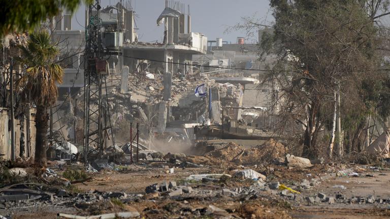  Palästinensische Gebiete, Gaza-Stadt: Israelische Panzer fahren in der Nähe der Salah al-Din Straße im zentralen Gazastreifen, bei Inkrafttreten der vorübergehende Waffenruhe. 