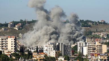 Rauch steigt von dem Ort auf, an dem am 20. Juni 2026 eine Reihe israelischer Luftangriffe die südlibanesische Stadt Nabatiyeh traf.