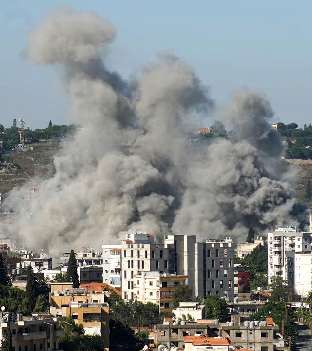 Rauch steigt von dem Ort auf, an dem am 20. Juni 2026 eine Reihe israelischer Luftangriffe die südlibanesische Stadt Nabatiyeh traf.