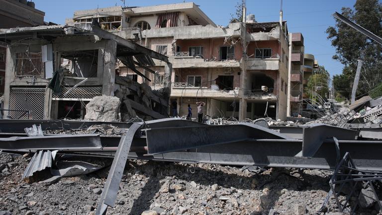 Ein von israelischen Luftangriffen zerstörtes Gebäude im Süden Libanons.