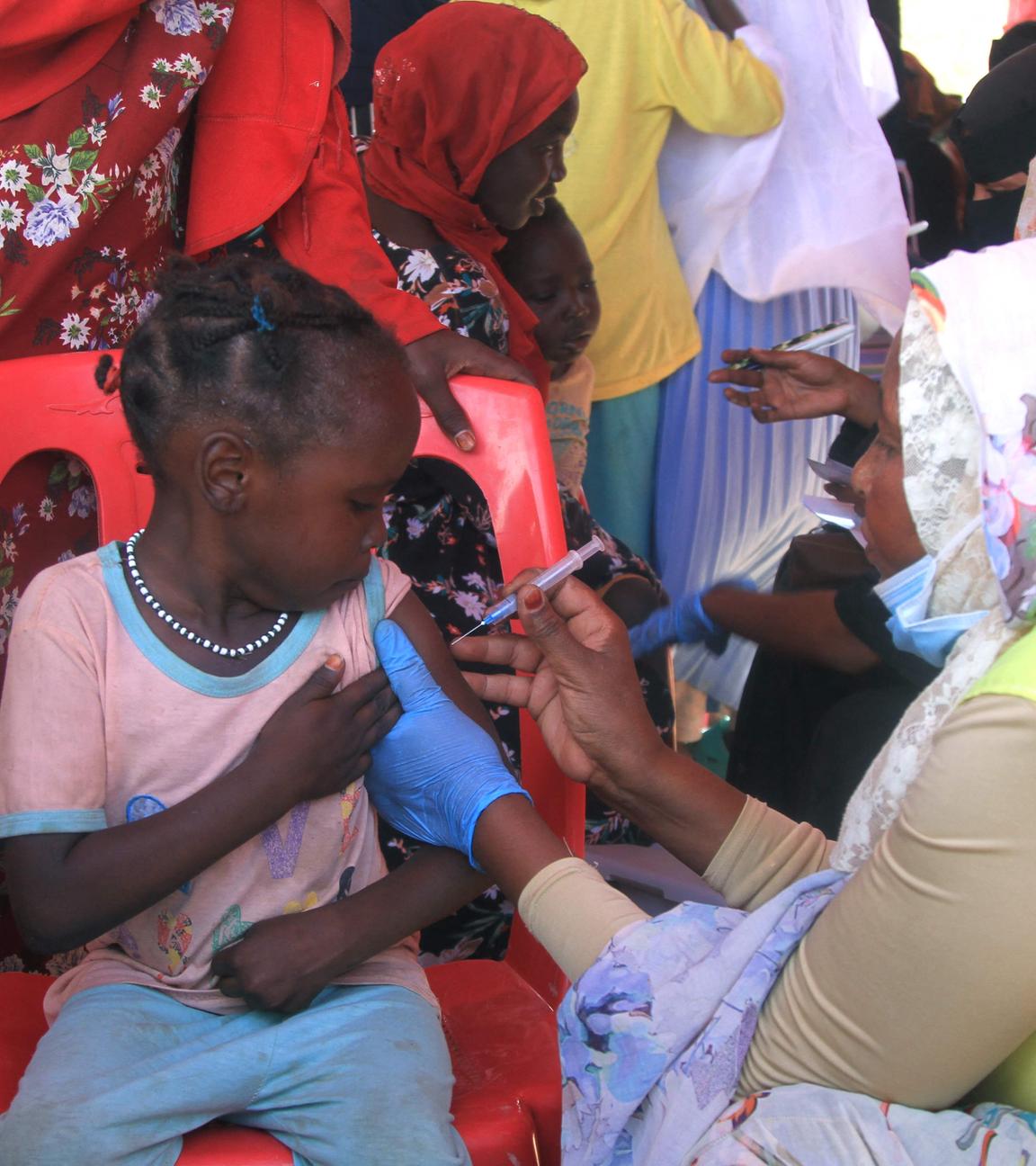 Ein sudanesisches Mädchen wird am 22. November 2025 im Al-Afad-Lager für Binnenvertriebene in der Stadt Al-Dabba im Norden Sudans gegen Diphtherie geimpft.