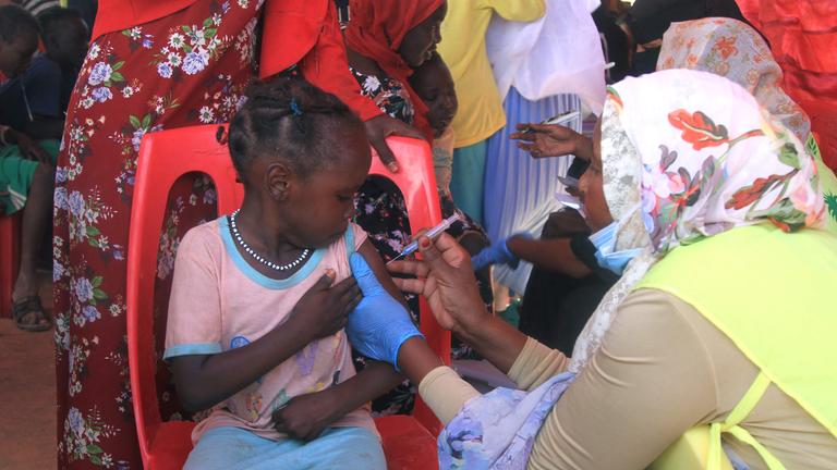 Ein sudanesisches Mädchen wird am 22. November 2025 im Al-Afad-Lager für Binnenvertriebene in der Stadt Al-Dabba im Norden Sudans gegen Diphtherie geimpft.