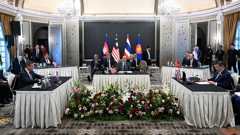 28.07.2025, Malaysia, Putrajaya: Der malaysische Ministerpräsident Anwar Ibrahim (M) sieht zu, wie der kambodschanische Ministerpräsident Hun Manet (l) und der amtierende thailändische Ministerpräsident Phumtham Wechayachai (r) an Gesprächen über einen möglichen Waffenstillstand zwischen Thailand und Kambodscha teilnehmen. 