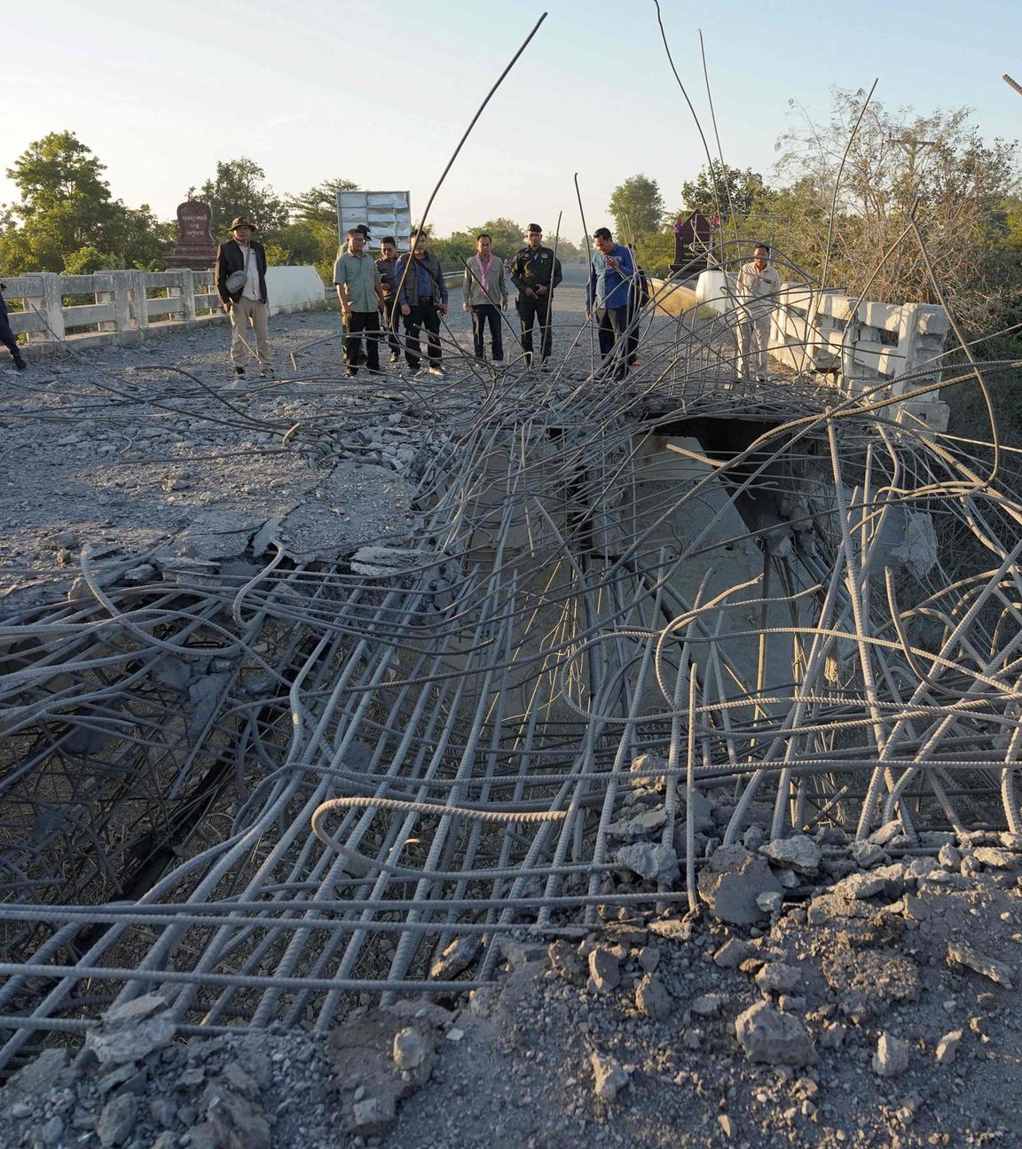 Eine zerstörte Brücke nach Thailands Luftangriffen auf Kambodscha.