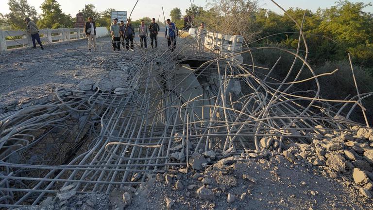 Eine zerstörte Brücke nach Thailands Luftangriffen auf Kambodscha.