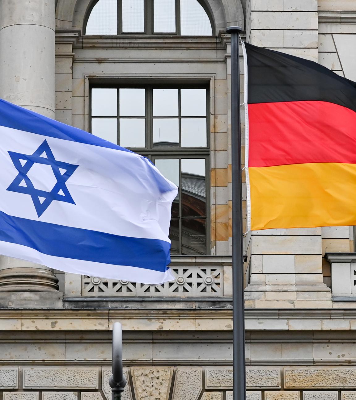 26.01.2022, Berlin: Die Fahnen von Israel und Deutschland wehen vor dem Abgeordnetenhaus Berlin. 