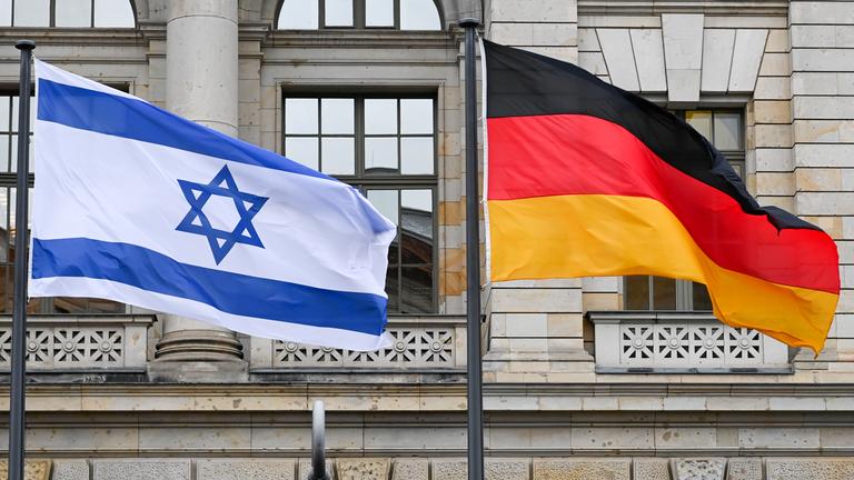26.01.2022, Berlin: Die Fahnen von Israel und Deutschland wehen vor dem Abgeordnetenhaus Berlin. 