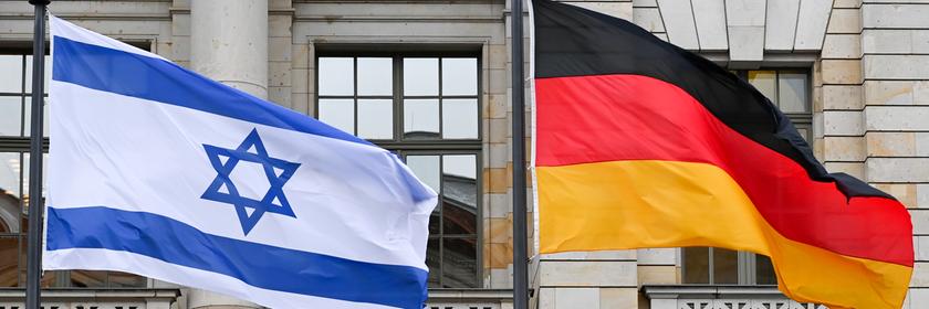 26.01.2022, Berlin: Die Fahnen von Israel und Deutschland wehen vor dem Abgeordnetenhaus Berlin. 