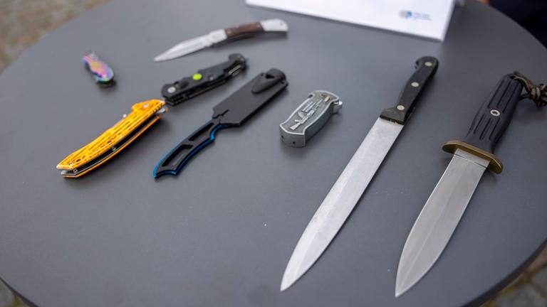 Nordrhein-Westfalen, Köln: Auf einem Tisch liegen von der Polizei sichergestellte verbotene Stichwaffen.