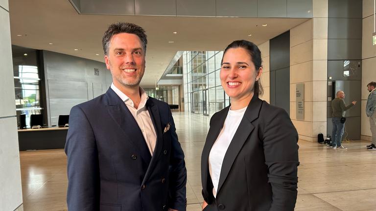 Die Abgeordneten Robin Wagener aus Berlin und Halyna Jantschenko aus Kiew hörten gemeinsam die Rede des ukrainischen Präsidenten Selenskyj im Bundestag.