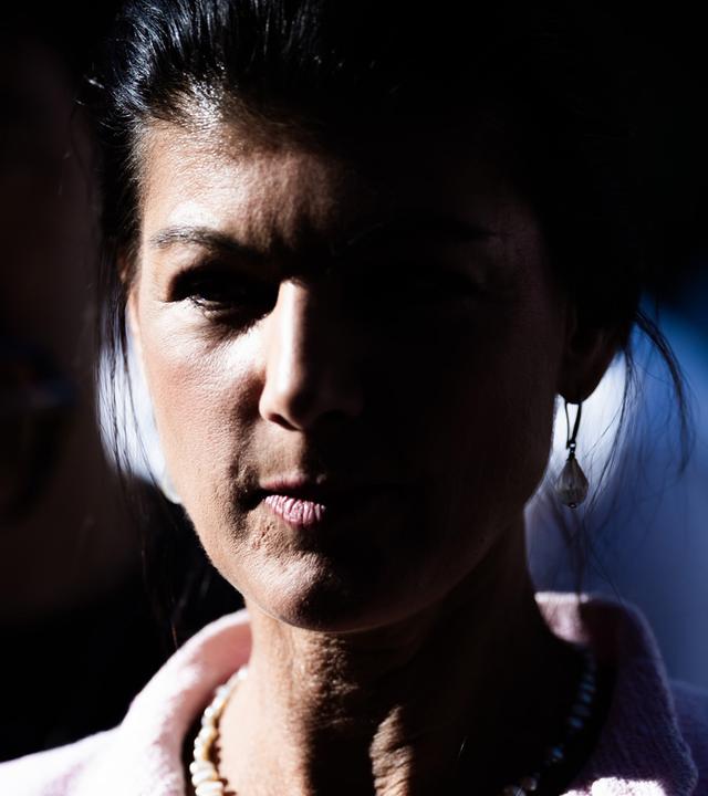 Sahra Wagenknecht, BSW-Parteigründerin und Leiterin der BSW-Grundwertekommission, unterhält sich nach einer Kundgebung des BSW am Lucie-Leydicke-Platz in Berlin-Schöneberg. (Archiv)