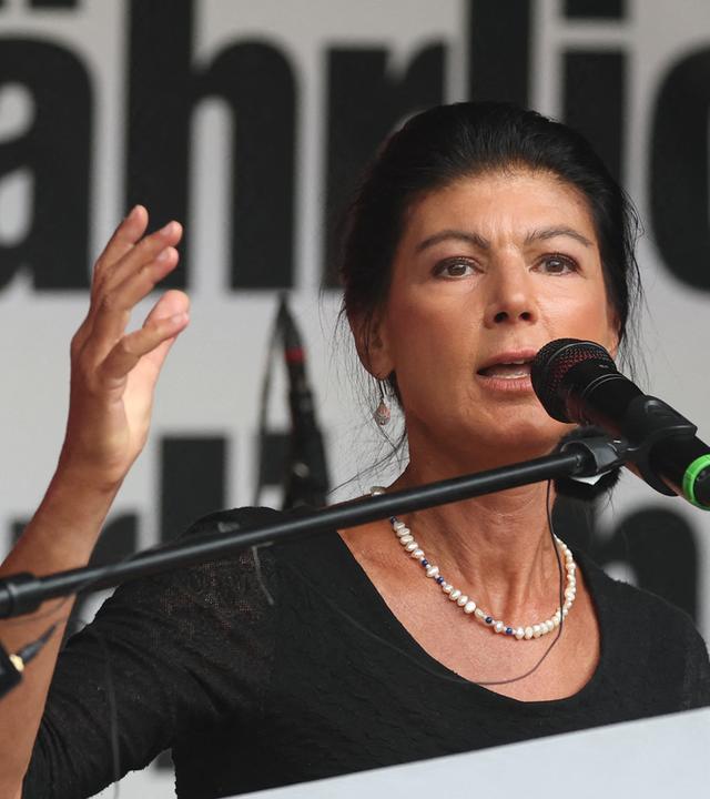 Sahra Wagenknecht (BSW) spricht im Rahmen der Wahlkampftour des BSW auf dem Marktplatz in Dessau-Roßlau. 