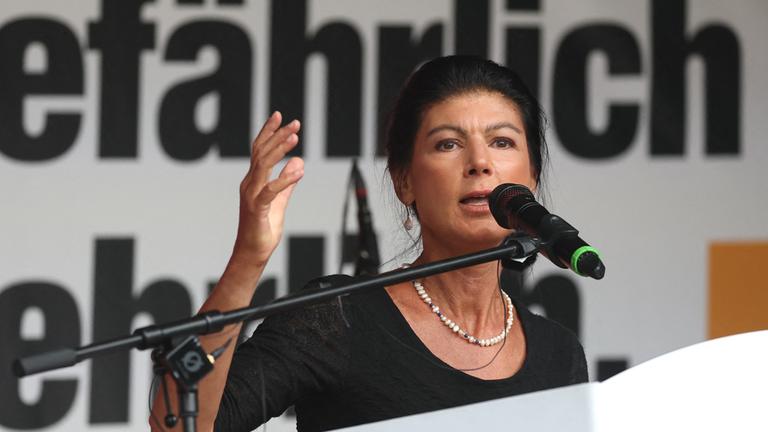 Sahra Wagenknecht (BSW) spricht im Rahmen der Wahlkampftour des BSW auf dem Marktplatz in Dessau-Roßlau. 