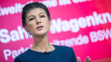 Sahra Wagenknecht spricht vor einer Tafel der nach ihr benannte Partei BSW