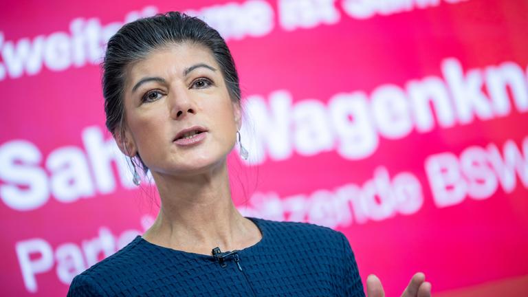 Sahra Wagenknecht spricht vor einer Tafel der nach ihr benannte Partei BSW