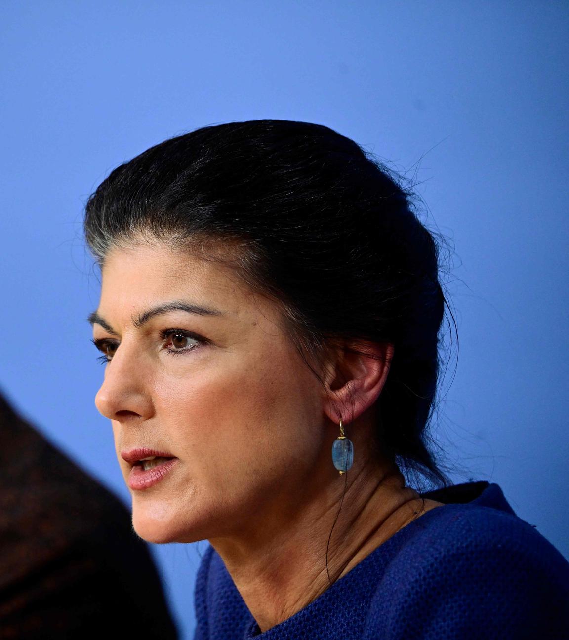 Sahra Wagenknecht (R), Mitbegründerin und Co-Vorsitzende der linkspopulistischen Partei Sahra Wagenknecht Allianz (BSW), und BSW-Mitglied Fabio de Masi (L) sprechen am 10. November 2025 in Berlin auf einer Pressekonferenz über die Zukunft seiner Partei.