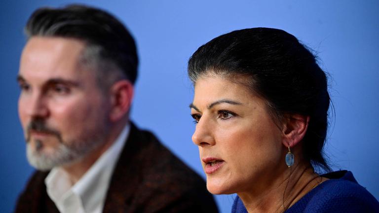Sahra Wagenknecht (R), Mitbegründerin und Co-Vorsitzende der linkspopulistischen Partei Sahra Wagenknecht Allianz (BSW), und BSW-Mitglied Fabio de Masi (L) sprechen am 10. November 2025 in Berlin auf einer Pressekonferenz über die Zukunft seiner Partei.