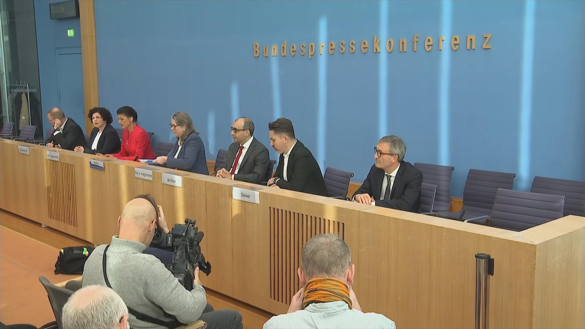 Auf dem Bild sieht man Politiker*innen bei einer Pressekonferenz.