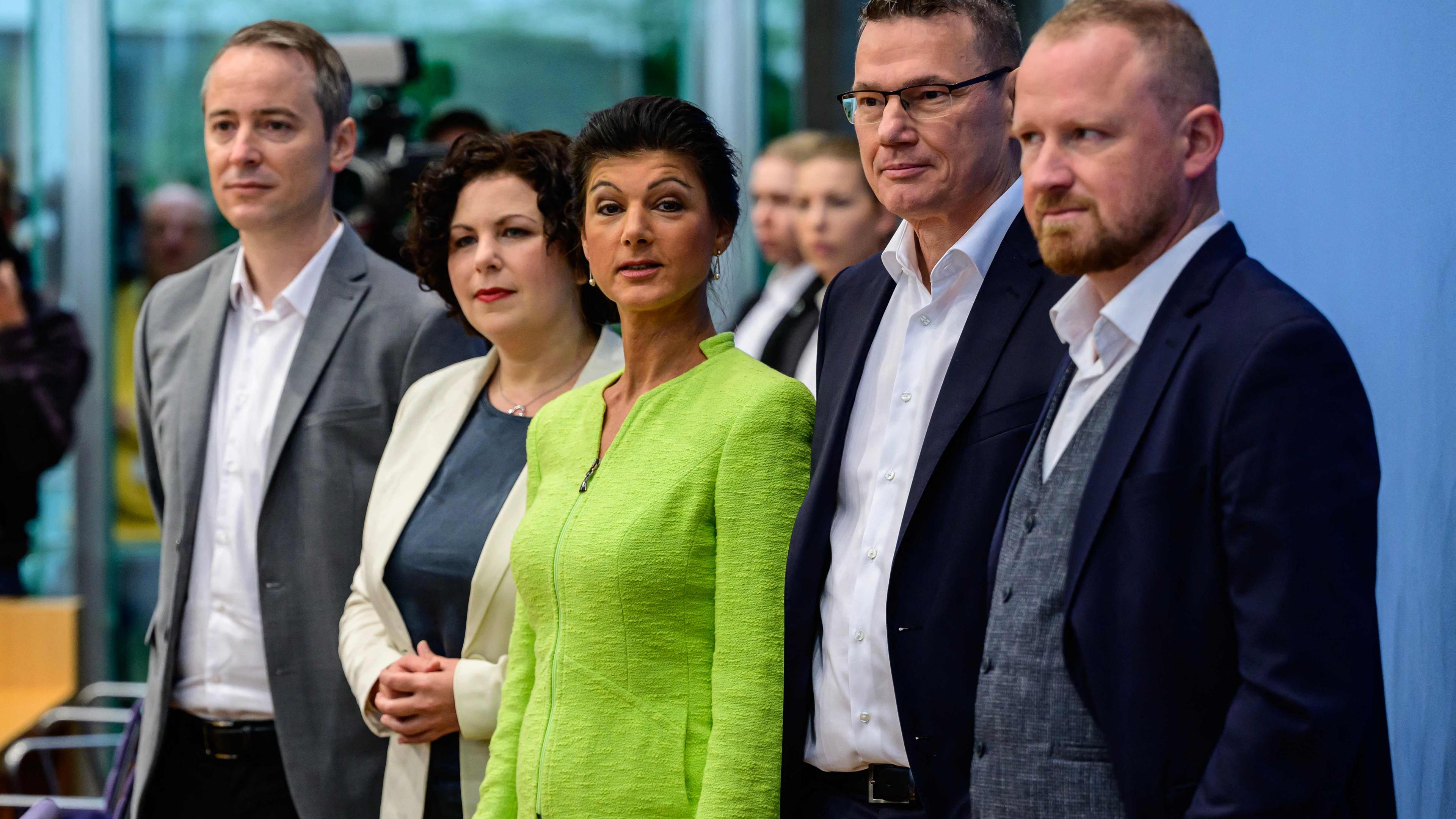 Wagenknecht mit Unterstützern in der Bundespressekonferenz. 