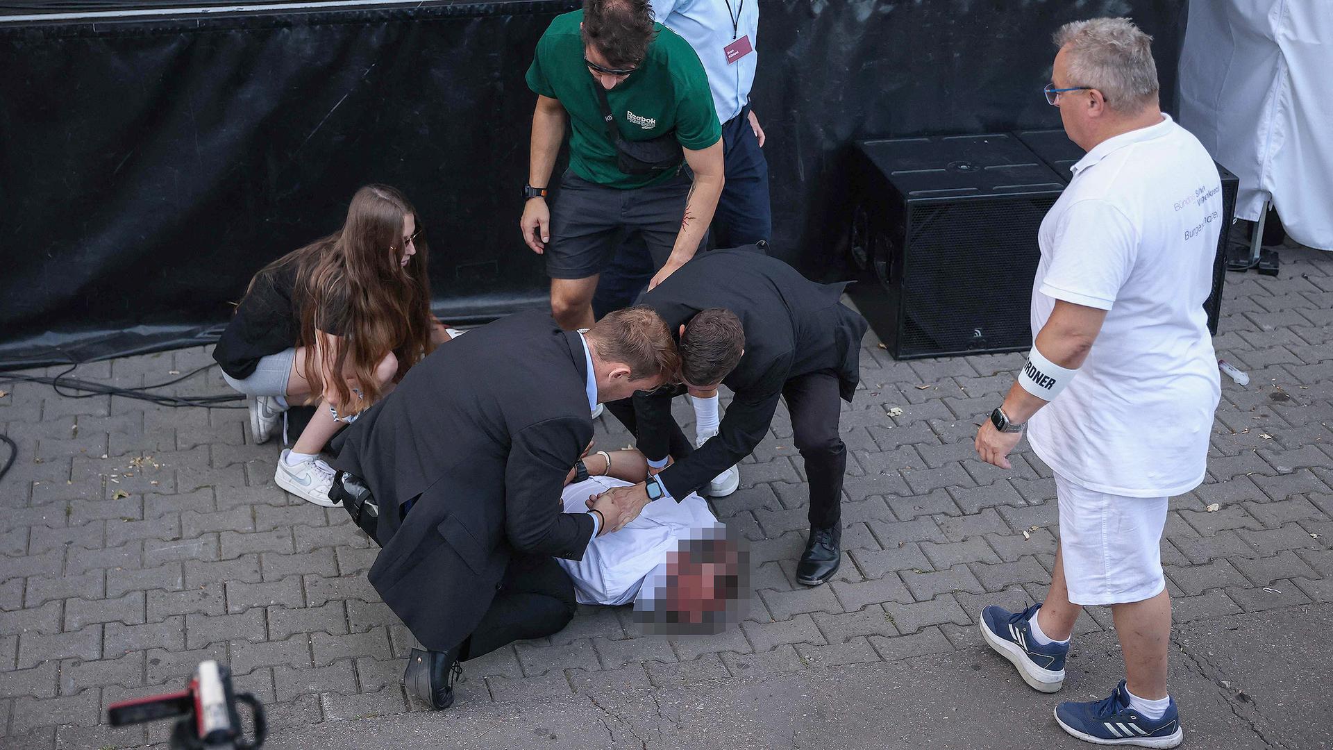 Mann, der Farbbeutel auf Sarah Wagenknecht geworfen hat, wird von Sicherheitspersonal festgehalten