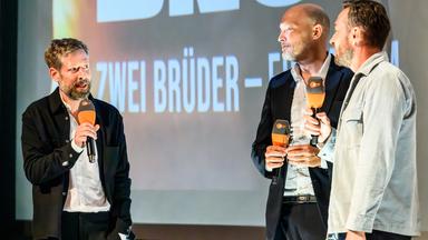 Timon Modersohn und Thomas Pletzinger, Regisseure der Doku Wagner-Brothers, mit Sven Voss bei der Vorstellung der Doku in Berlin.