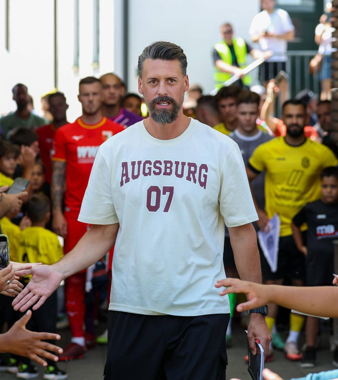 Chef-Trainer Sandro Wagner (FC Augsburg) klatscht die Fans beim Einlauf ab