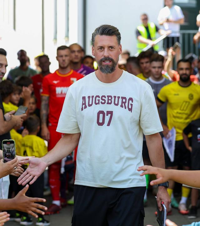 Chef-Trainer Sandro Wagner (FC Augsburg) klatscht die Fans beim Einlauf ab