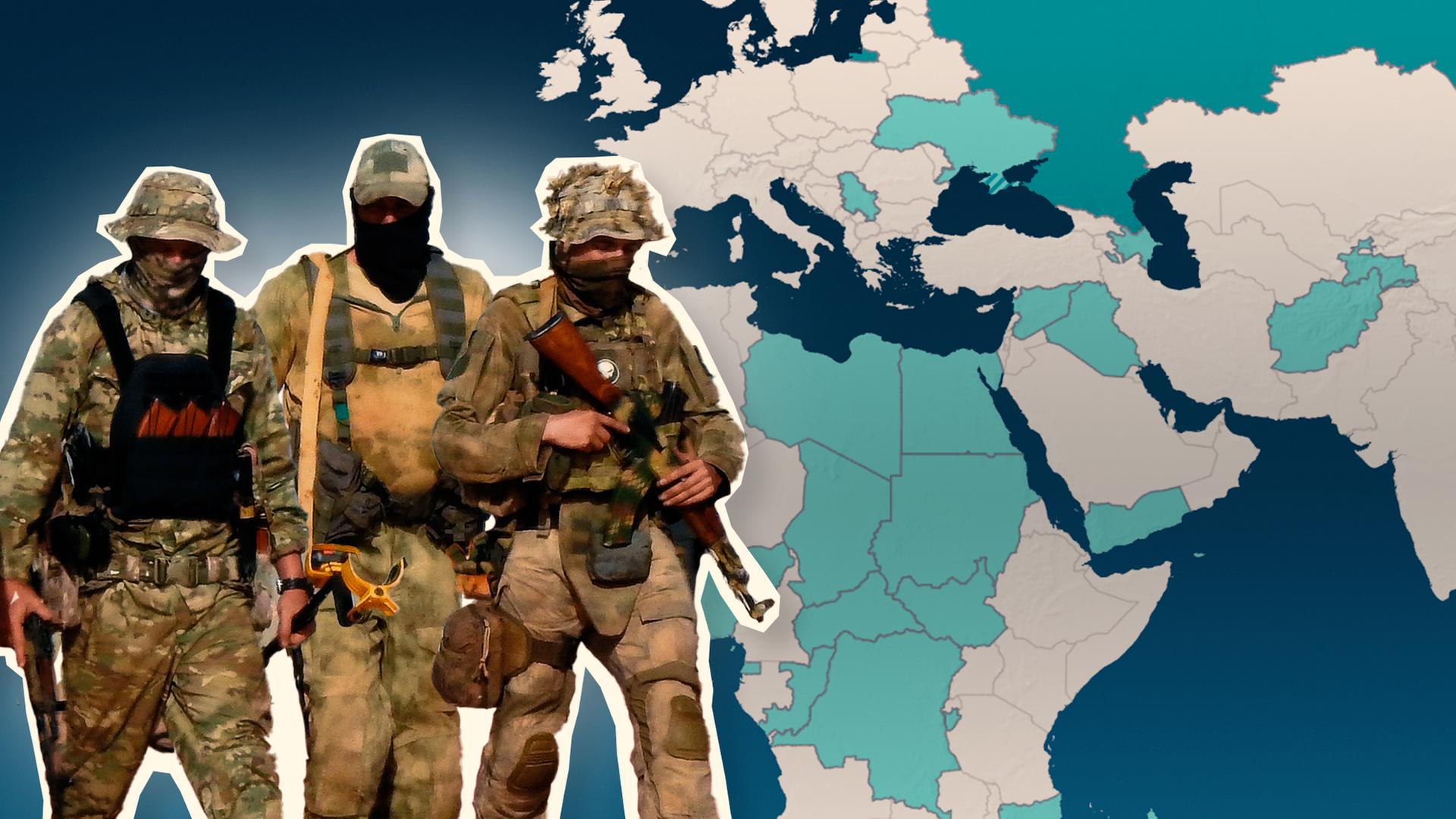 Links drei Wagner-Söldner in militärischer Uniform, dahinter eine Karte von Afrika und Europa mit blauer Einfärbung dort, wo die Wagner-Kämpfer aktuell vor Ort sind