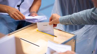 Nach dem knappen Wahlausgang gestaltet sich die regierungsbildung besonders schwierig.
