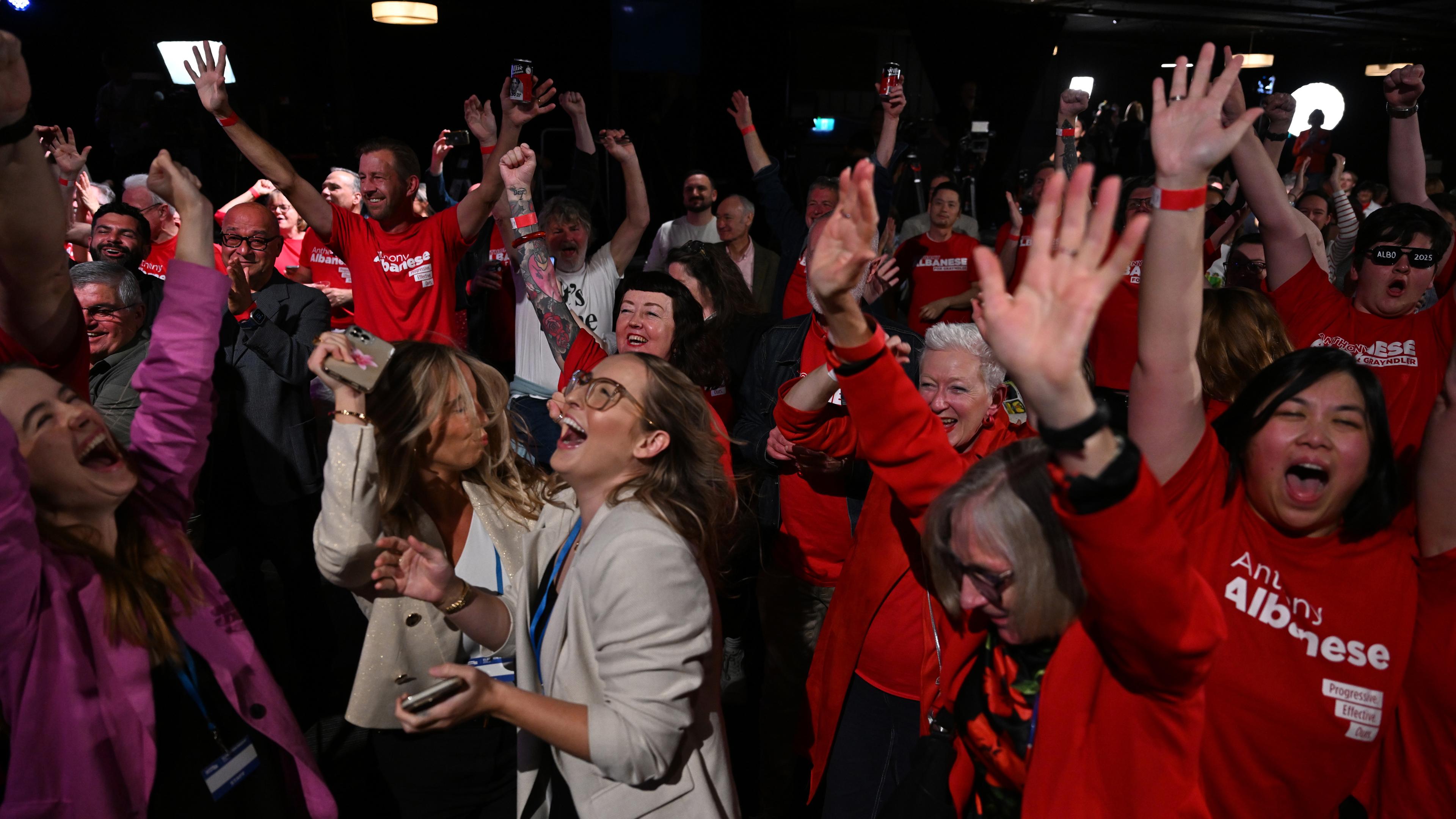 Labour-Anhänger feiern während eines Empfangs zur Wahl für Anthony Albanese von Labour im Canterbury-Hurlstone Park RSL Club in Hurlstone Park, New South Wales, Australien