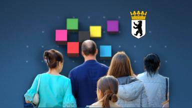 Über einer Menschengruppe an einer Haltestelle in Berlin sind das Berliner Wappen und die Farben der Parteien angeordnet