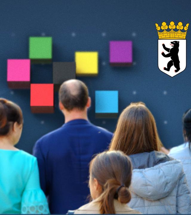 Über einer Menschengruppe an einer Haltestelle in Berlin sind das Berliner Wappen und die Farben der Parteien angeordnet