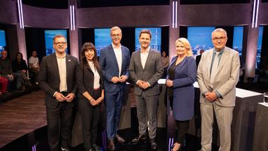 Berliner Wahlkandidaten versammeln sich vor der Wahlarena-Debatte im RBB-Studio